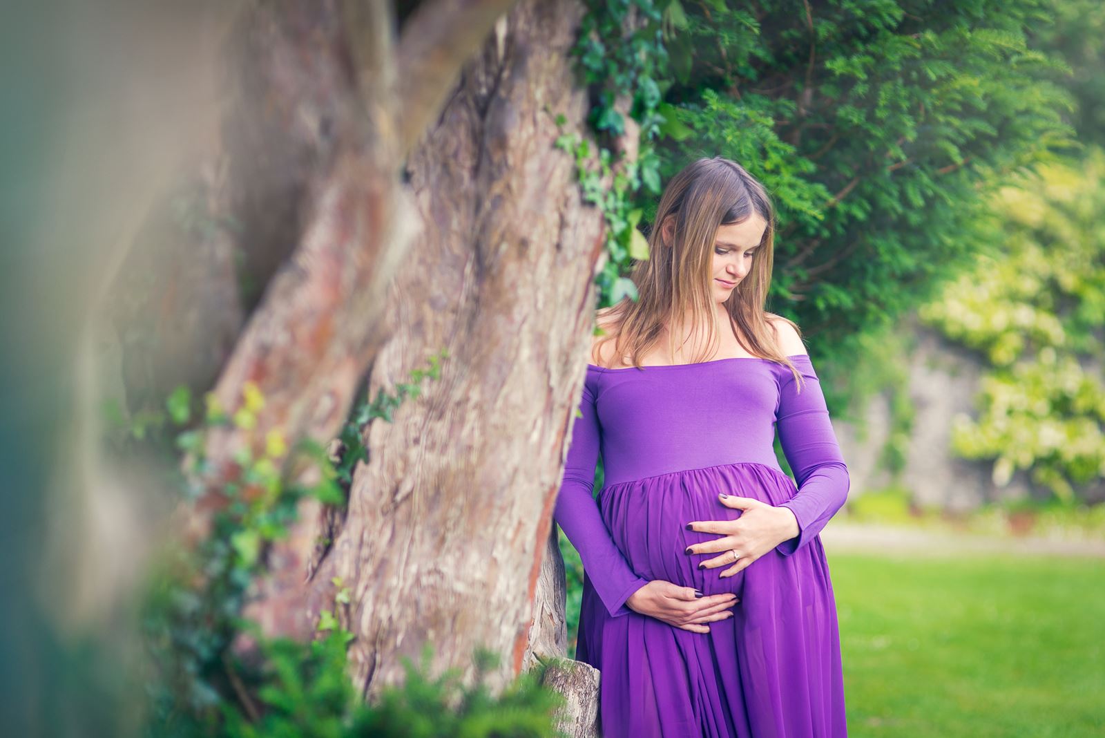 expecting mother in lilac dress